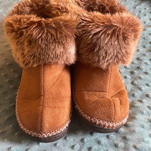 Isotoner Soled Slippers (8.5)